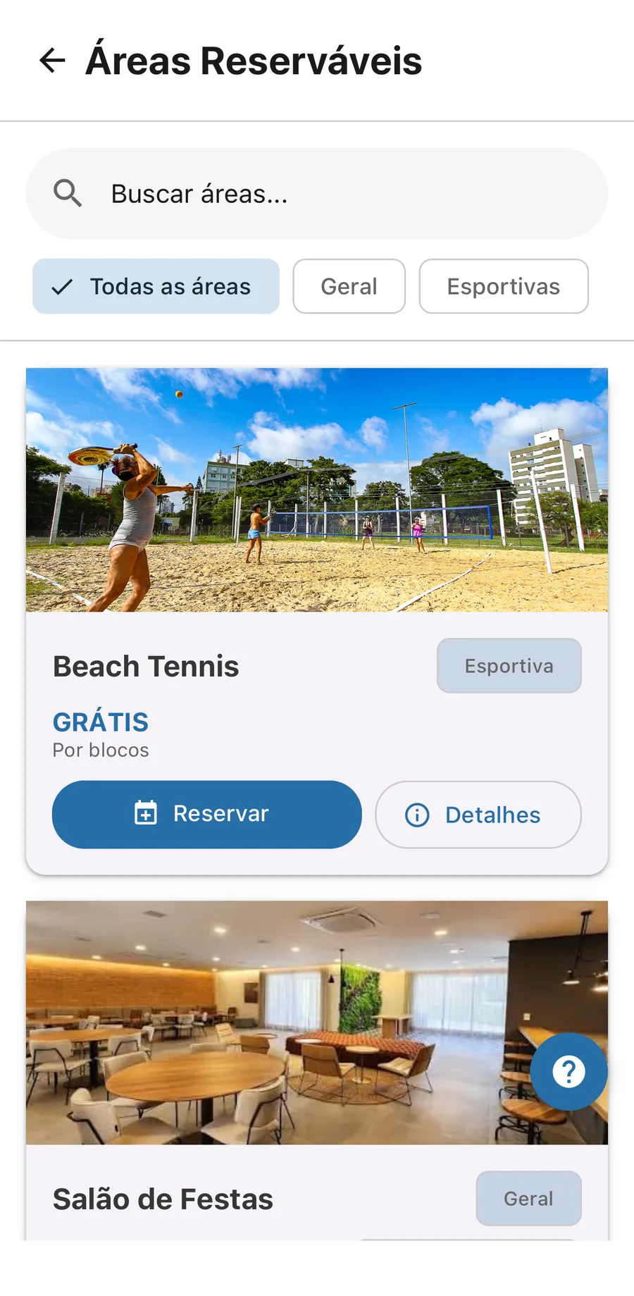 Áreas reserváveis no aplicativo, cada uma com a própria foto: a quadra de beach tennis e o salão de festas, com a categoria e o botão de reservar.